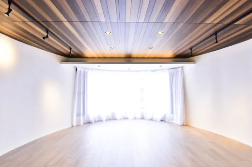 天井、床、壁の配色で鮮やかなコントラストをなす
